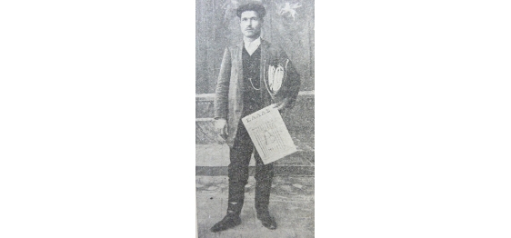 Νεαρός εφημεριδοπώλης με το περιοδικό «Ελλάς» ανά χείρας (1913)
