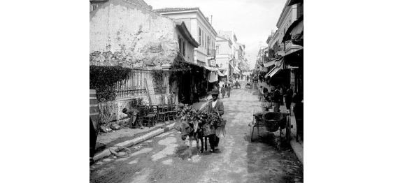 Η Αιόλου το 1903 λίγο προτού φτάσουμε στην Παλιά Αγορά