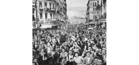 Οκτώβριος 1944: τα πλήθη παραληρούν στη Σταδίου. Ο κατακτητής πήρε δρόμο!