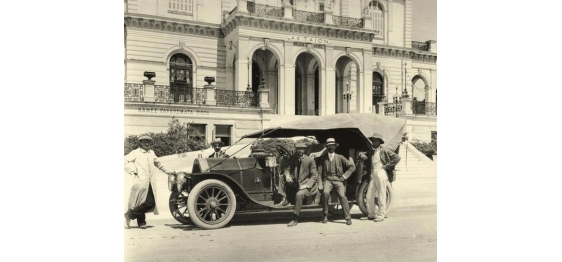 Ποζάρισμα μπροστά στο ξενοδοχείο  ΑΚΤΑΙΟΝ του Νέου Φαλήρου (1900)