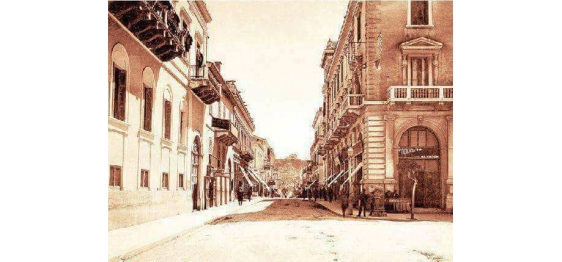 Η Αιόλου κάπου το 1900, στο ύψος της Εθνικής Τράπεζας